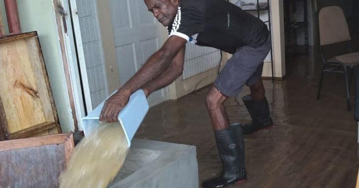 No water as &lsquo;Grande&rsquo; residents try to clean up